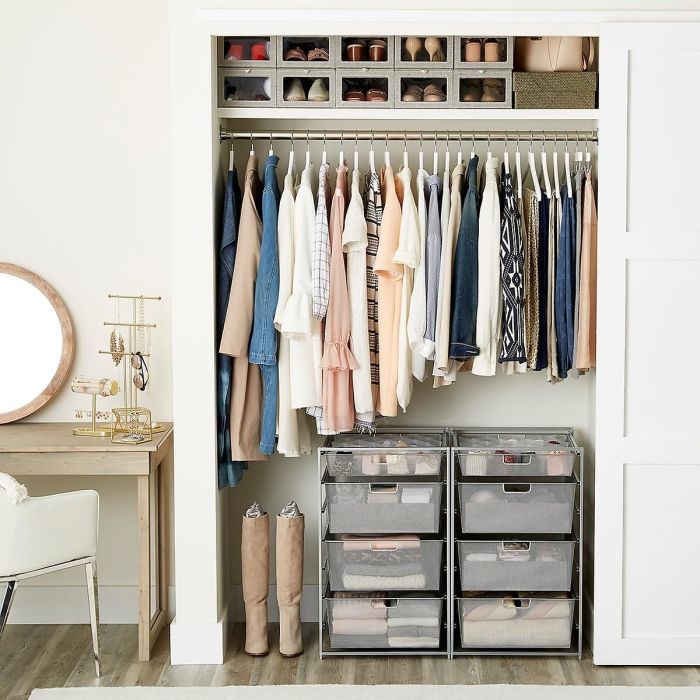 How to decorate a small bedroom closet