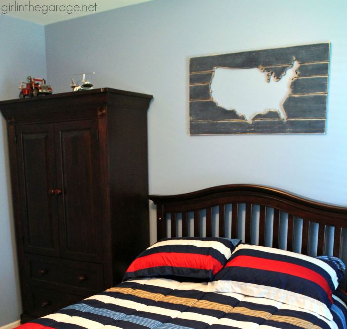 How to decorate blue boy bedroom wall