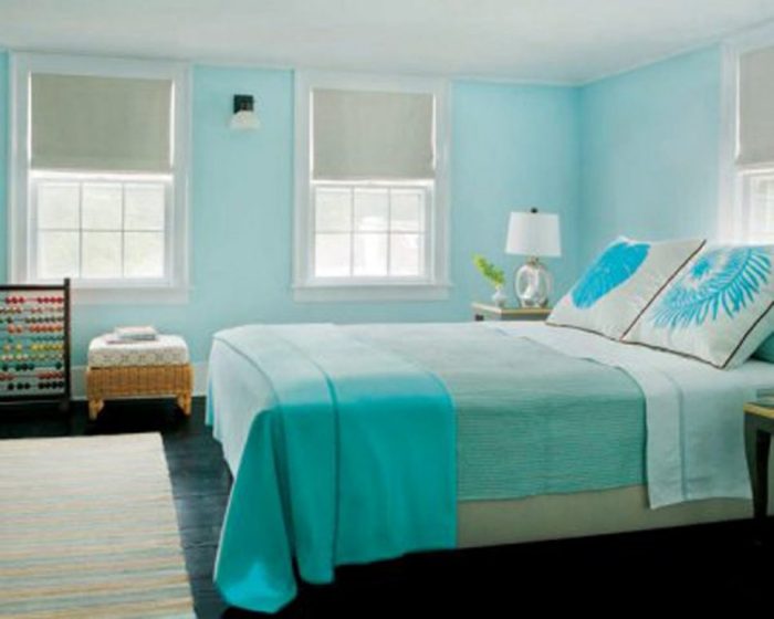 How to decorate aqua walls bedroom