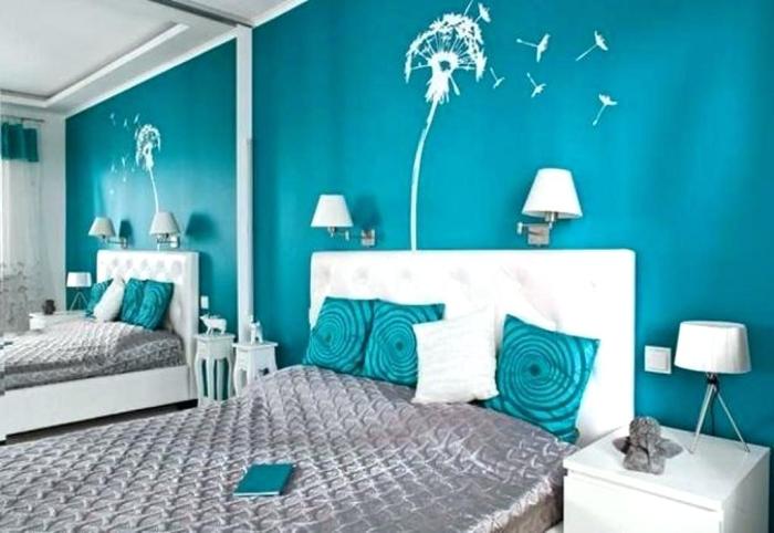 How to decorate aqua walls bedroom