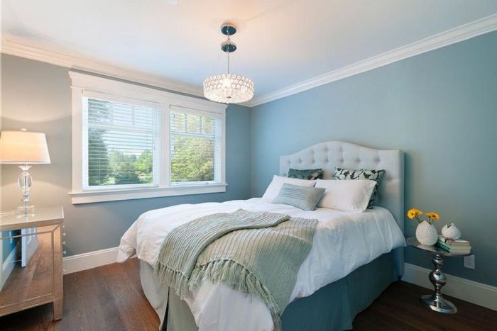 How to decorate a bedroom with blue walls