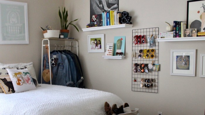 How to decorate bedroom with simple things