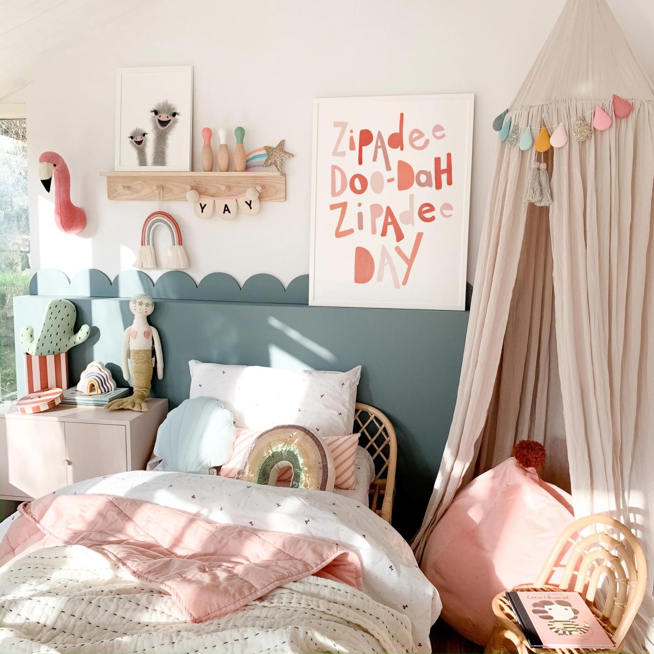 How to decorate a girl's bedroom